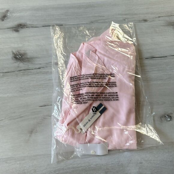 Court & Rowe Logo Embroidered Button-Up Shirt in Chambray Pink Large NWT in pakg - Picture 3 of 3